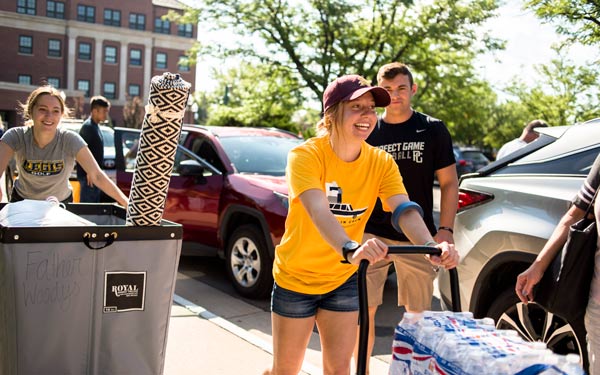 Regis students working together during move-in.