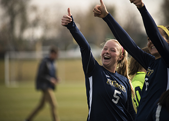 softball players giving thumbs up