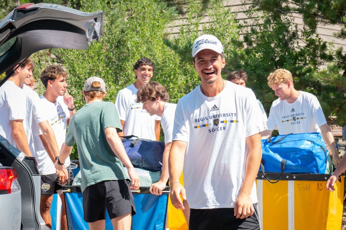 Regis athletes helping first year students move in