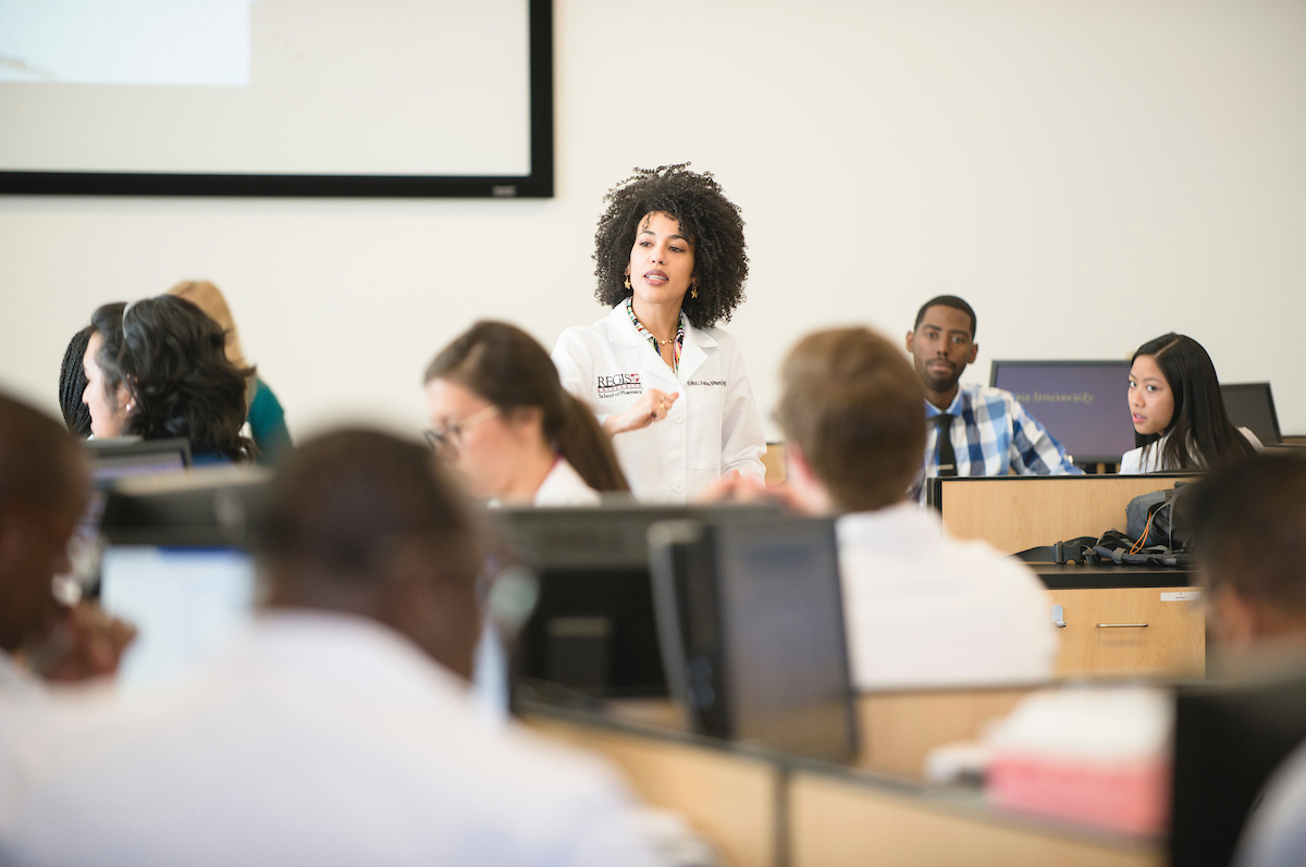 PharmD professor observes her students in computer lab