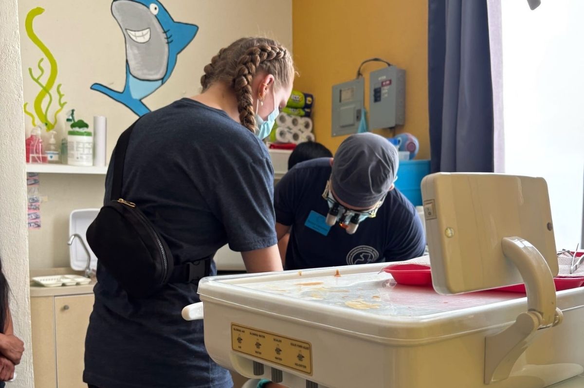 Regis student working in the dental practice at La Ciudad de la Esperanza 